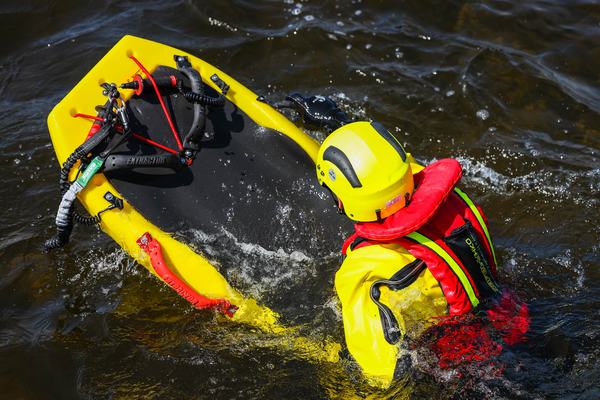 Een lid van het oppervlakte reddingsteam van Brandweer Abcoude ligt in het water van de Vinkeveense plassen