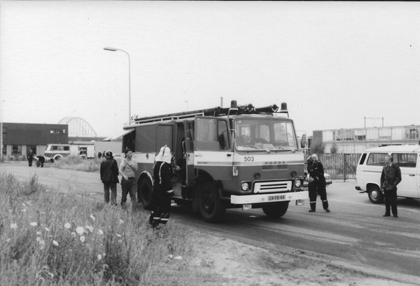 Historische zwart wit foto brandweeroefening bij het werkspoor terrein in 1975