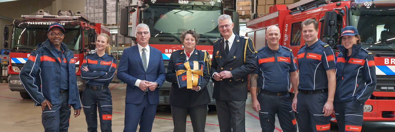 Brandweermensen poseren in het nieuwe operationele uniform van de brandweer