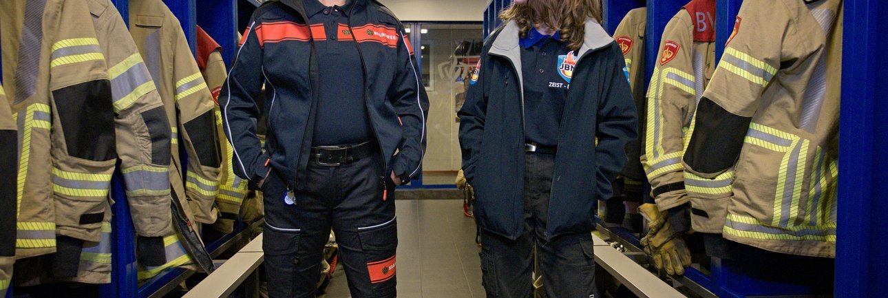 Moeder en dochter in brandweeruniform