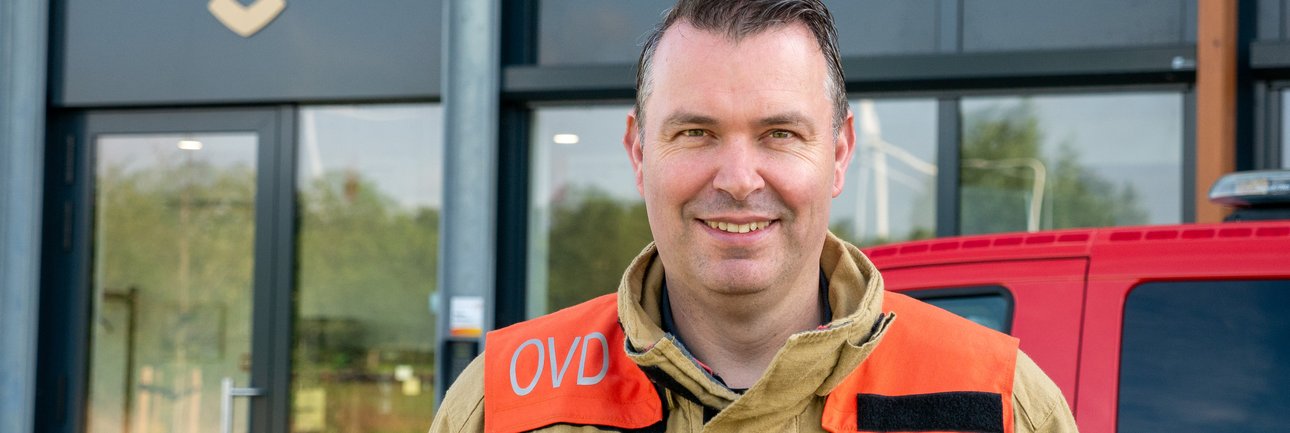 Brandweerman in OVD voor voertuig