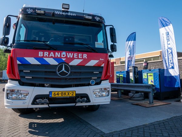 Brandweervoertuig Woerden bij een laadstation