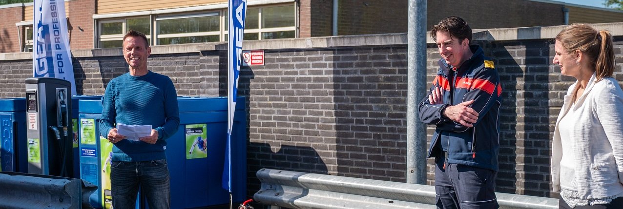 3 collega's van de VRU staan bij de opening van een pompstation