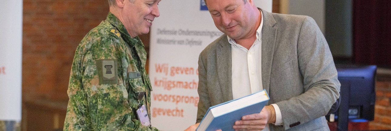 Algemeen directeur VRU neemt boek in ontvangst