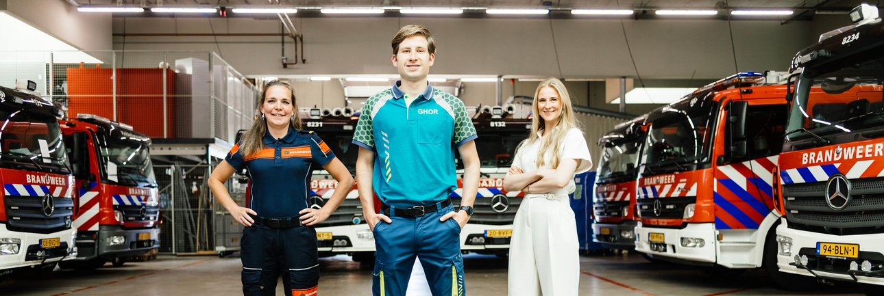Foto van drie collega's, 1 van de brandweer, 1 van de GHOR, 1 van corporate in de kazerne