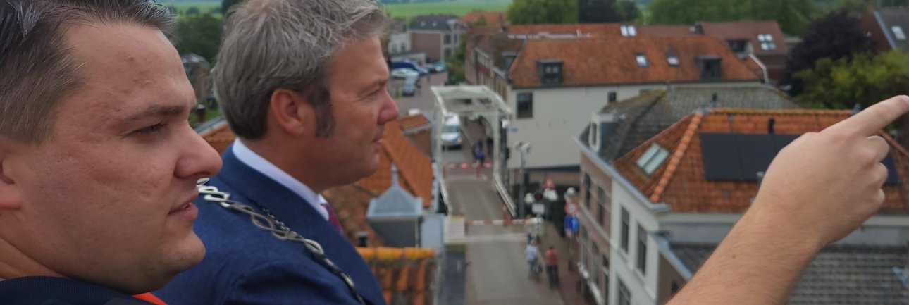 Postcommandant en burgemeester Oudewater in ladderwagen