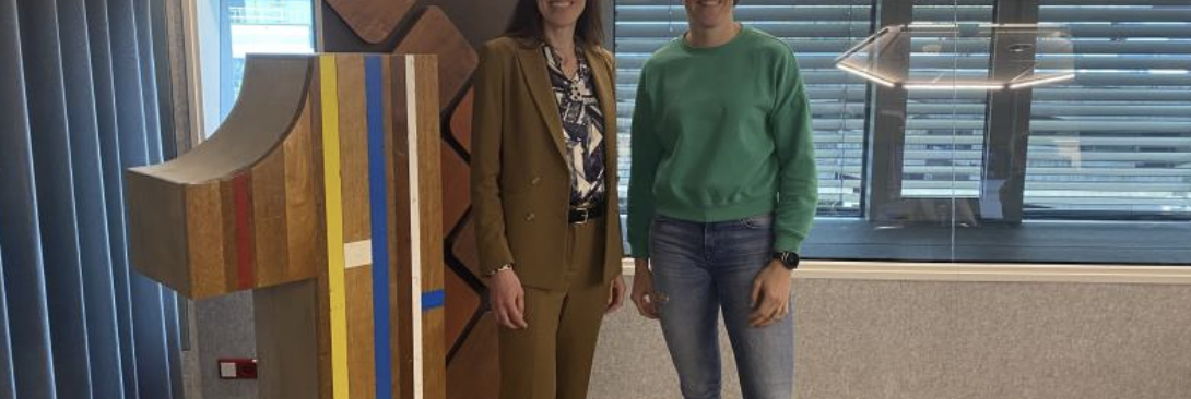 Twee vrouwen bij uitzending