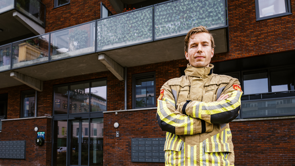 Foto van brandweerman buiten appartementencomplex