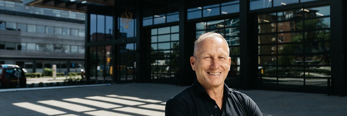 Man voor brandweerpost