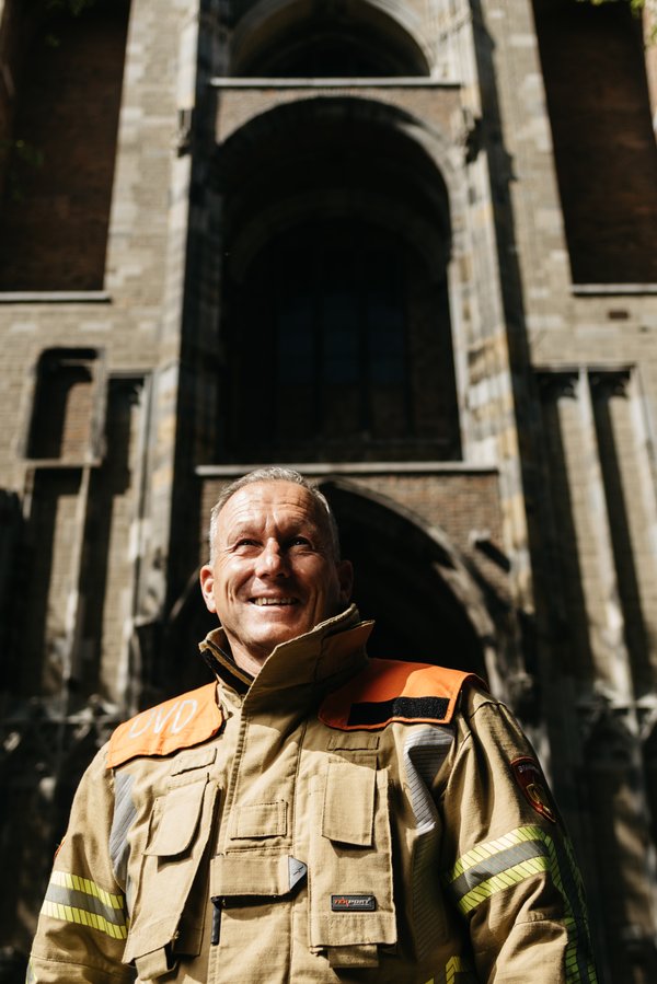 Lachende brandweerman voor de Domtoren