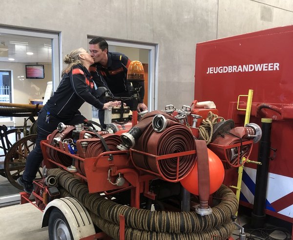 Brandweermensen poseren voor Valentijnsportret