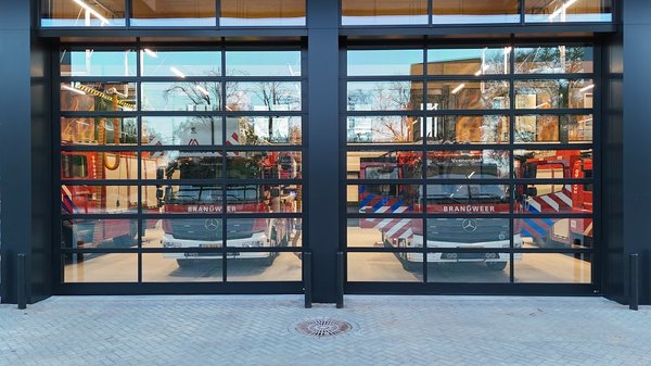 Kazerne Veenendaal, er zijn 2 brandweervoertuigen zichtbaar.