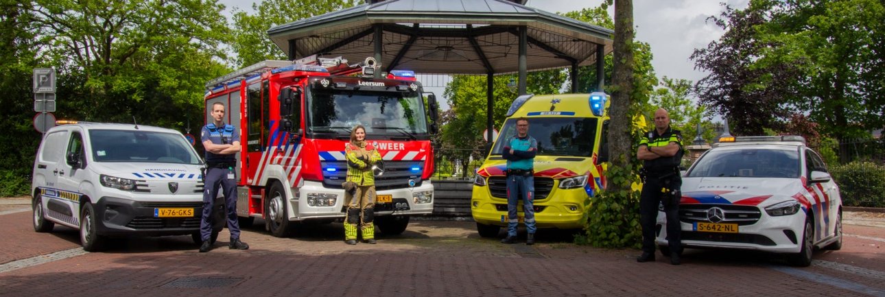 Afbeelding van verschillende hulpverleningsvoertuigen uit Leersum