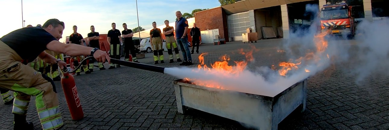 Brandweerman blust vuur