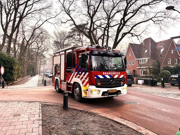 Brandweervoertuig op straat tijdens een inzet