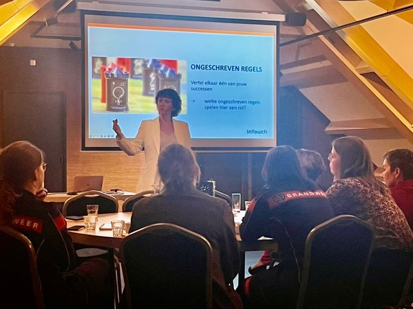 Presentatrice geeft presentatie op een bord