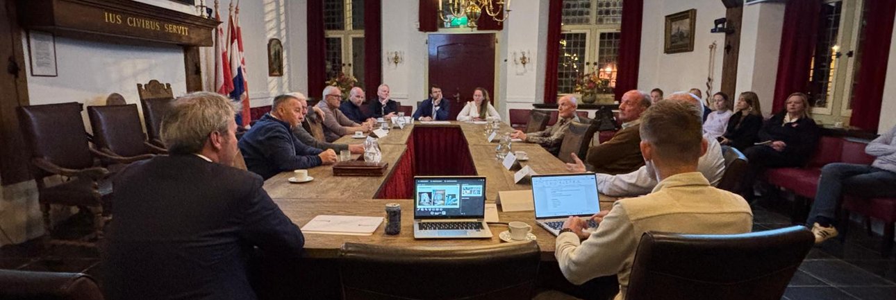 Alle personen overleggen aan een grote tafel