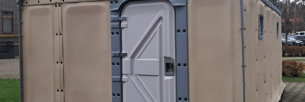 Plastic verplaatsbaar huisje op pallets