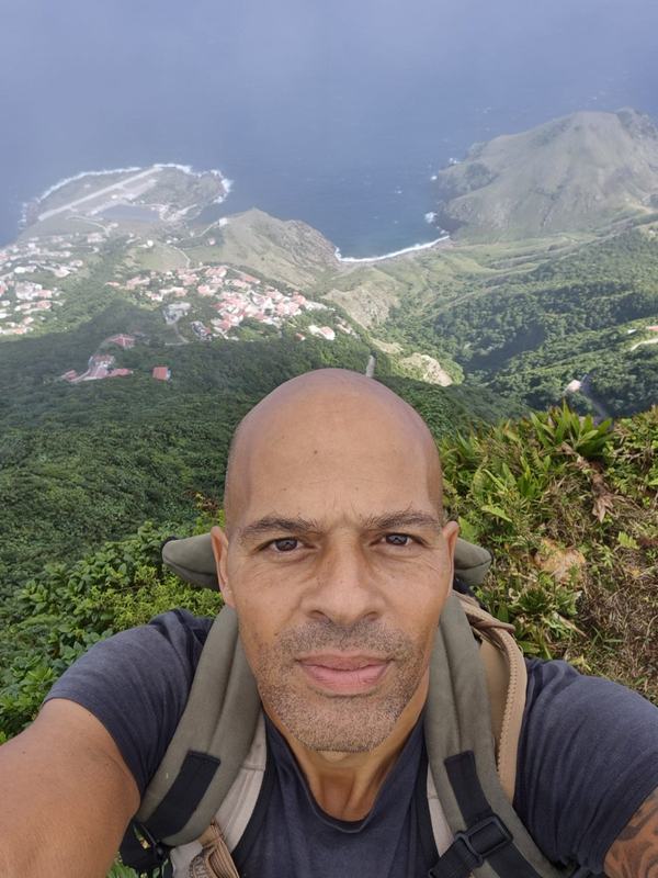 Selfie van man in de bergen, decoratief