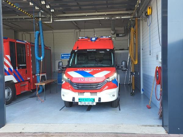 Brandweervoertuig bij kazerne Benschop
