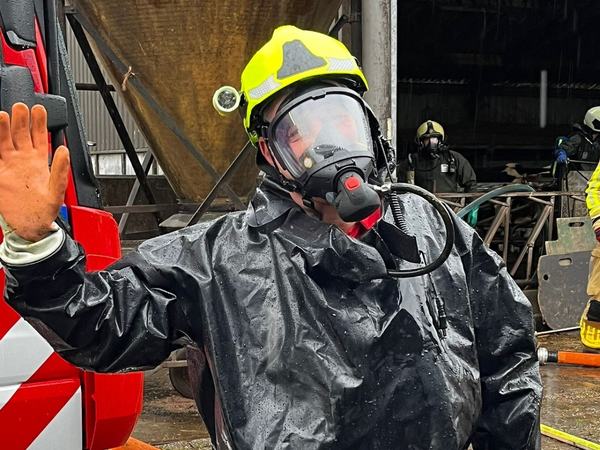 Brandweerman in vee-red-pak tijdens demonstratie