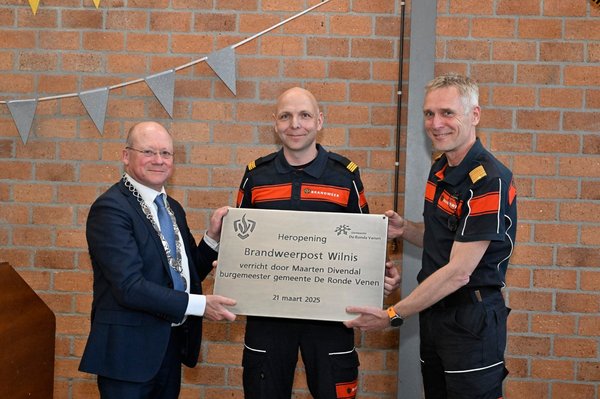 Brandweermens met burgemeester bij de brandweer Wilnis