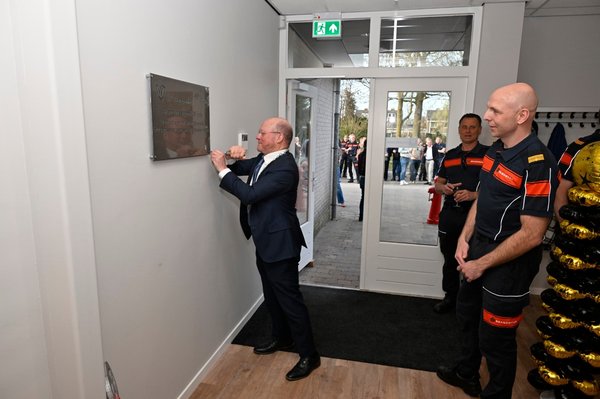 Brandweermens met burgemeester bij de brandweer Wilnis