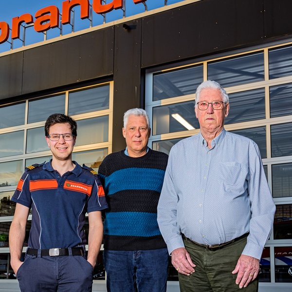 De familie Van Westendorp staat voor een brandweerpost.
