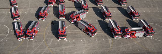 Brandweervoertuigen staan opgesteld zodat er van bovenaf VRU staat