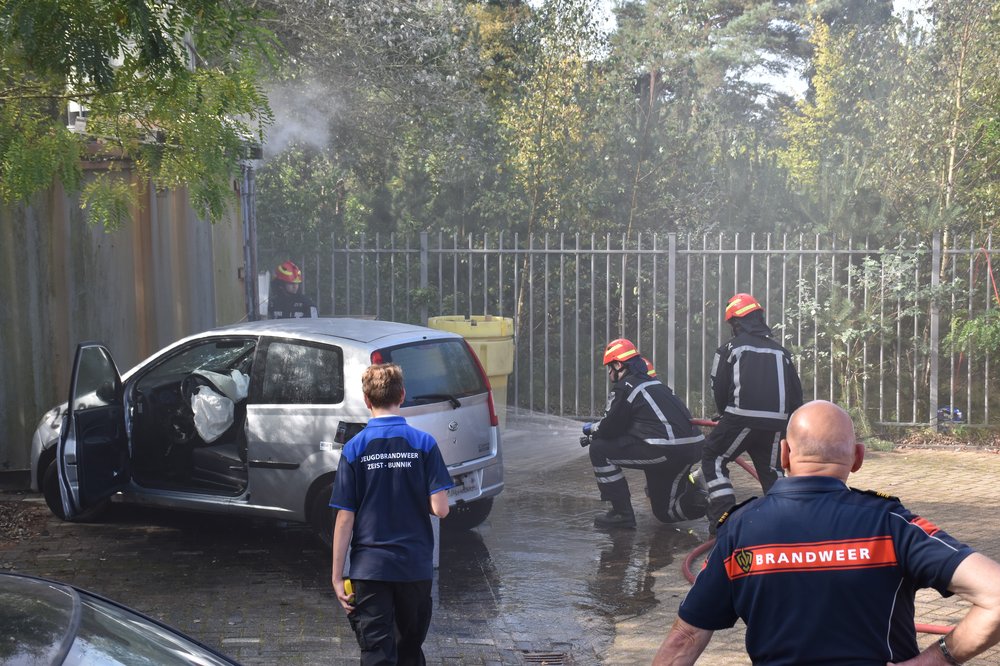Brandweer blust autobrand