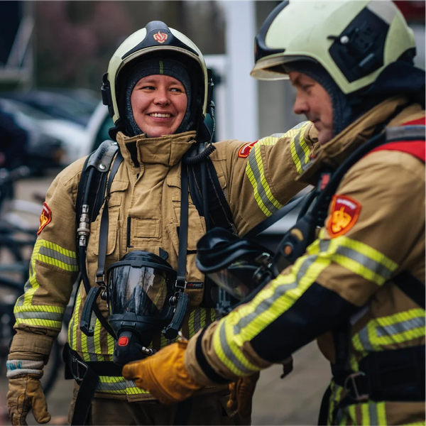 Foto van Brandweervrouw en brandweerman