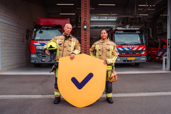 Brandweermensen met logo van Denk vooruit