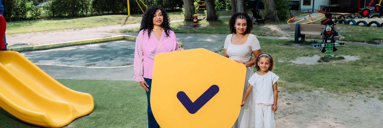 Drie dames in de speeltuin