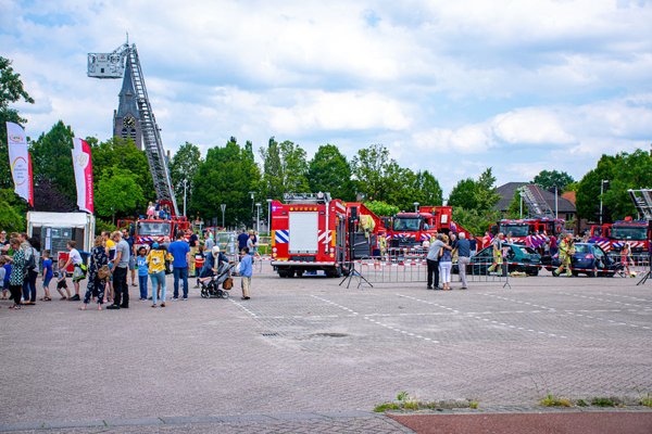 Open dag De Meern met diverse brandweervoertuigen en publiek