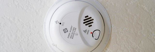 Koolmonoxide melder op een witte achtergrond