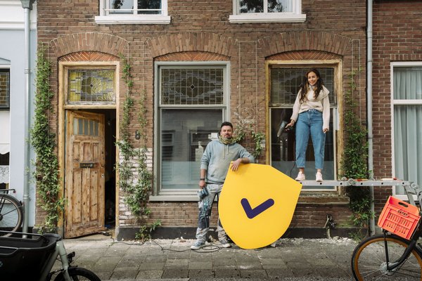 Klussende mensen met logo Denk vooruit