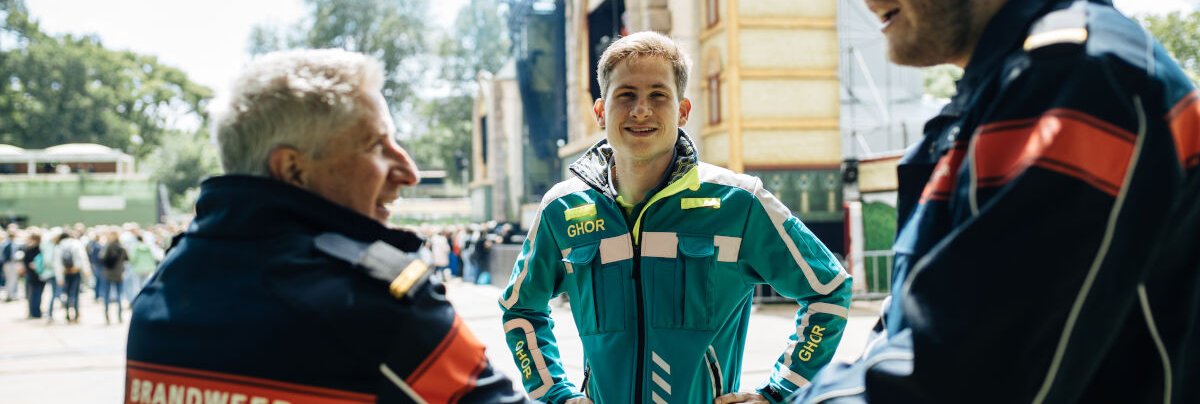 Drie mannen van de brandweer en GHOR in overleg