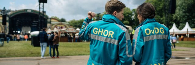 Twee collega's van de GHOR voeren een controle uit op een festivalterrein