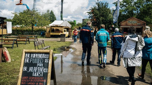 foto van 3 mannen in uniform op een festival