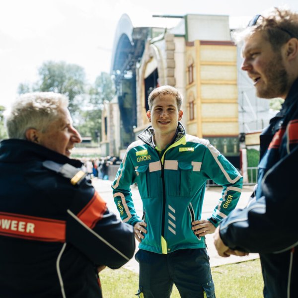 Drie mannen van de brandweer en GHOR in overleg