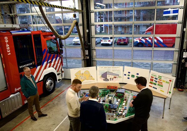 Schoof krijgt uitleg bij lego maquette