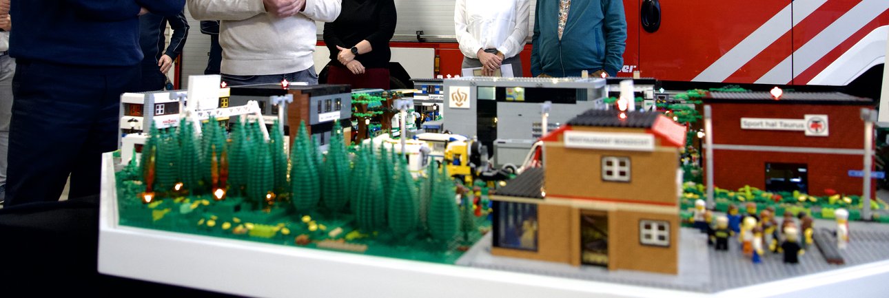 Schoof krijgt uitleg bij lego maquette