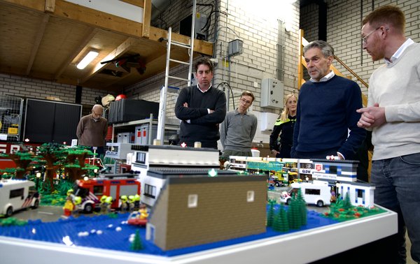 Schoof krijgt uitleg bij lego maquette