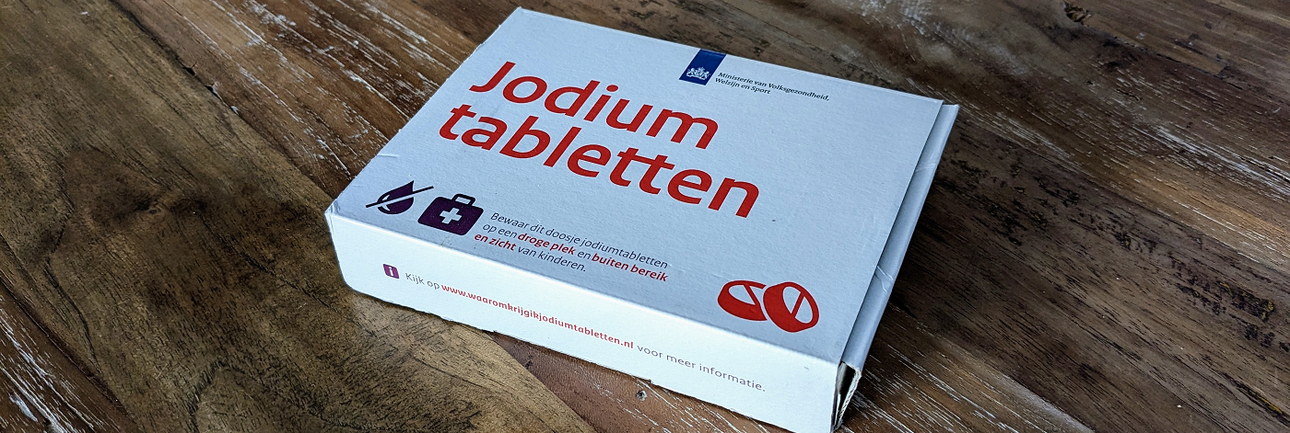 Doos met jodiumtabletten op een tafel