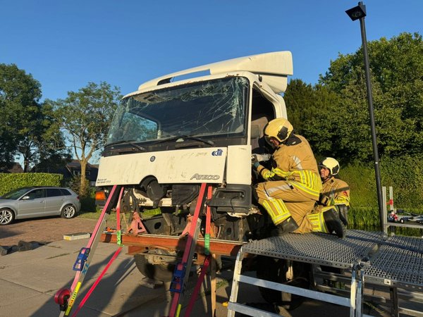 Brandweermensen aan het werk in vrachtwagen