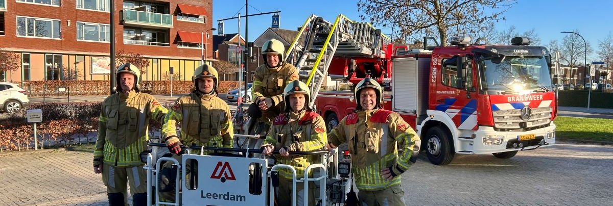 Brandweermensen naast het voertuig