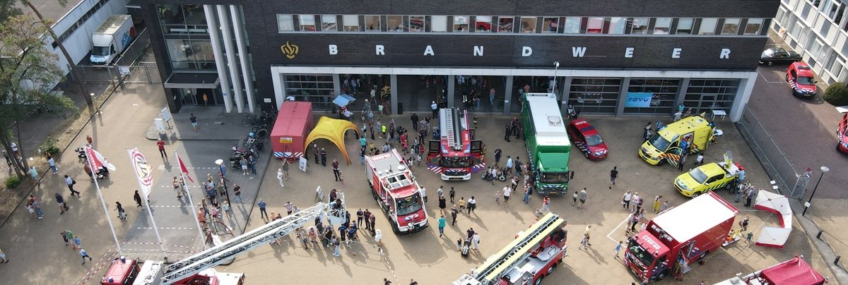 Verschillende voertuigen opgesteld voor de brandweerpost