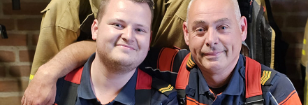 2 brandweercollega's poseren