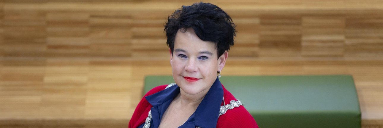 Sharon Dijksma met ambtsketen