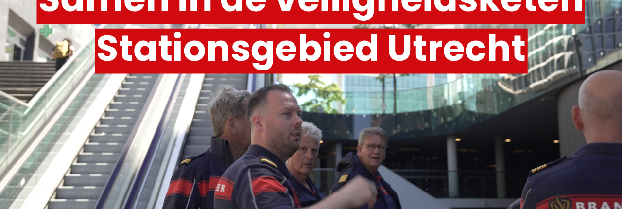 Brandweermensen staan onder het Utrechtse bollendak. In de afbeelding staat de tekst: Samen in de veiligheidsketen Sationgebied Utrecht.